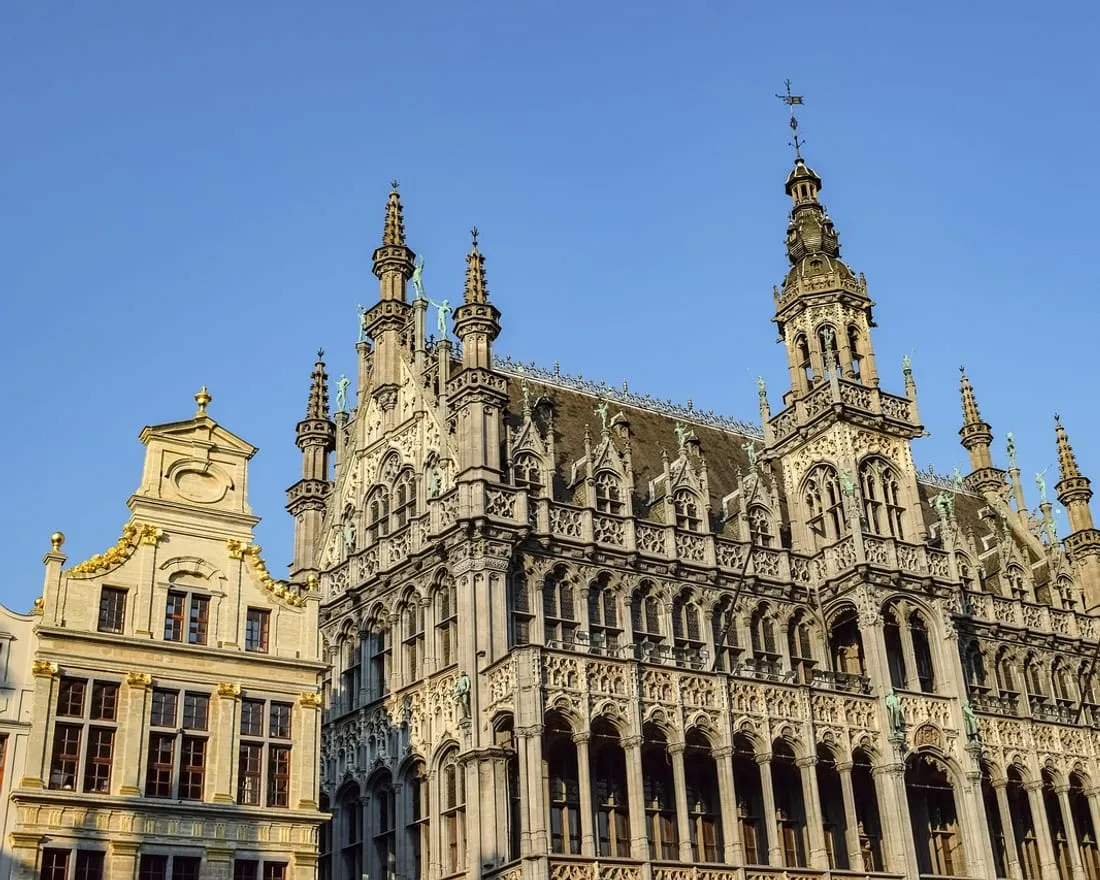 Développeur de logiciel à Bruxelles — Scornidigital Architecture historique de la Grand-Place de Bruxelles, ville où Scornidigital développe logiciels et applications web sur mesure.