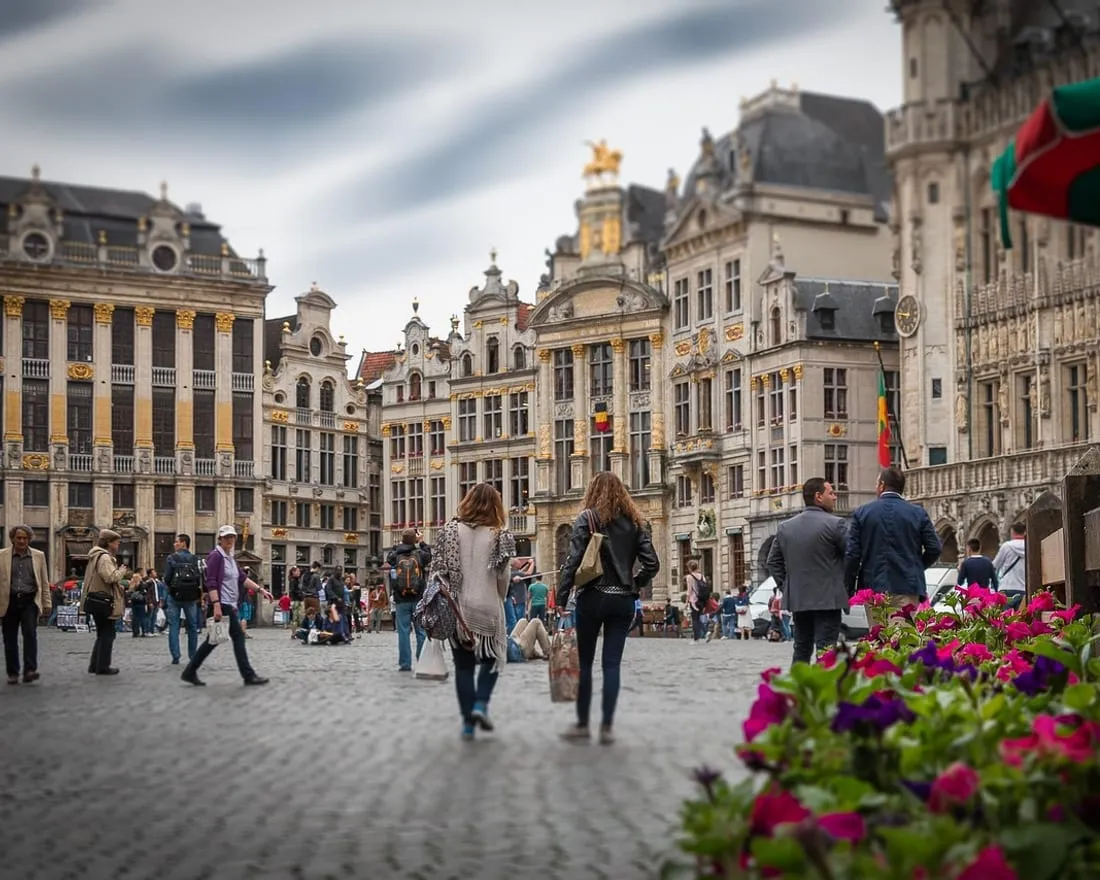 La Grand-Place de Bruxelles animée, ville d'intervention de Scornidigital pour le développement front-end de sites et interfaces web.