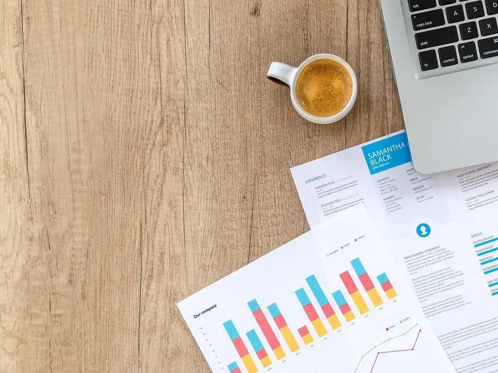 Analyse de statistiques sur ordinateur — illustration : Développeur Symfony