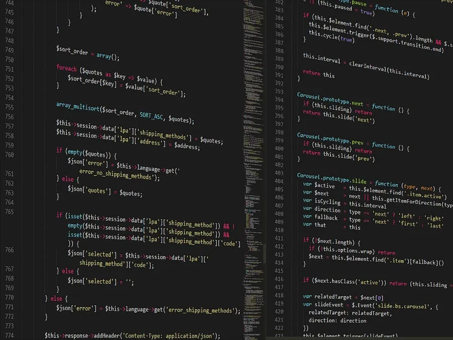 La création de votre site, du devis à la mise en ligne Écran affichant du code de développement web coloré.