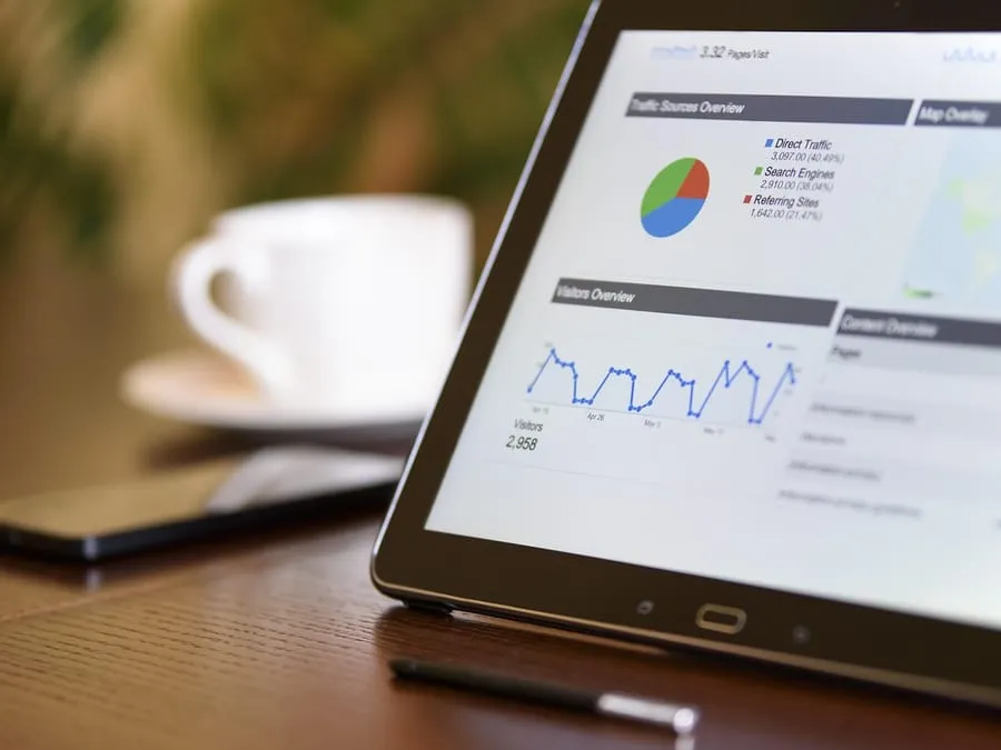 Un chiffrage SEO transparent, basé sur des données Tableau de bord d'analyse d'audience et de statistiques affiché sur une tablette.