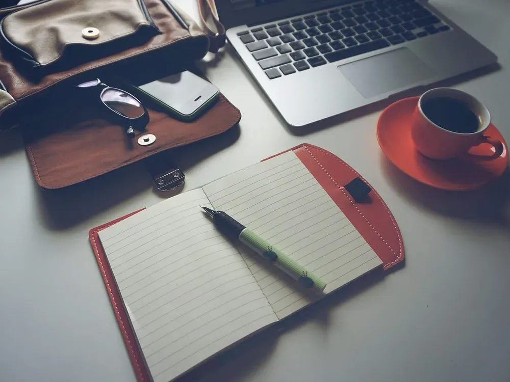 Développeur web concentré à son poste de travail — illustration : Django auth backend