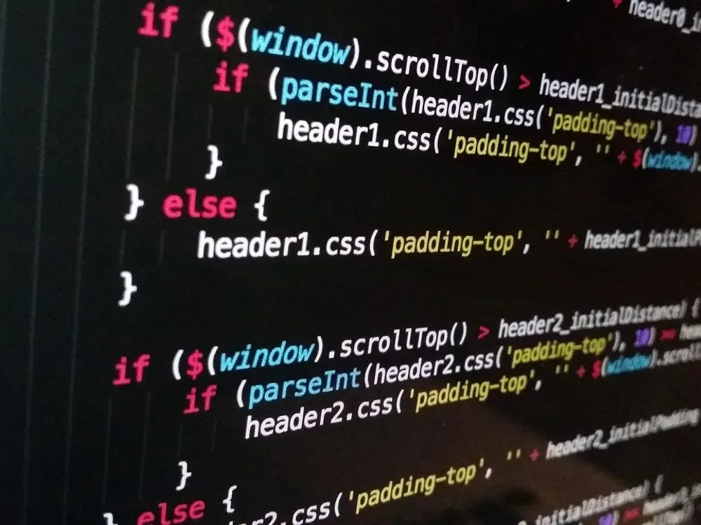 Développeur écrivant du code à son poste de travail — illustration : Django email backend