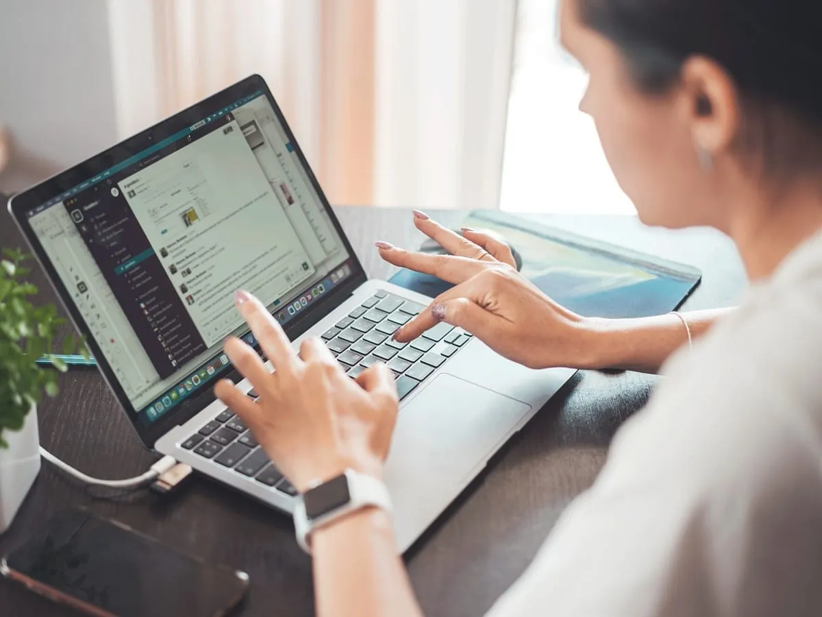 Drupal front end developer jobs — développeur au travail dans un poste chaleureux, studio web Scornidigital à Gembloux