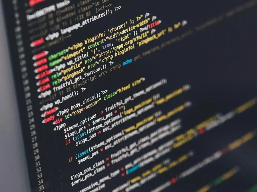 Un freelance front-end pour développer vos interfaces Écran d'ordinateur affichant du code d'interface web.