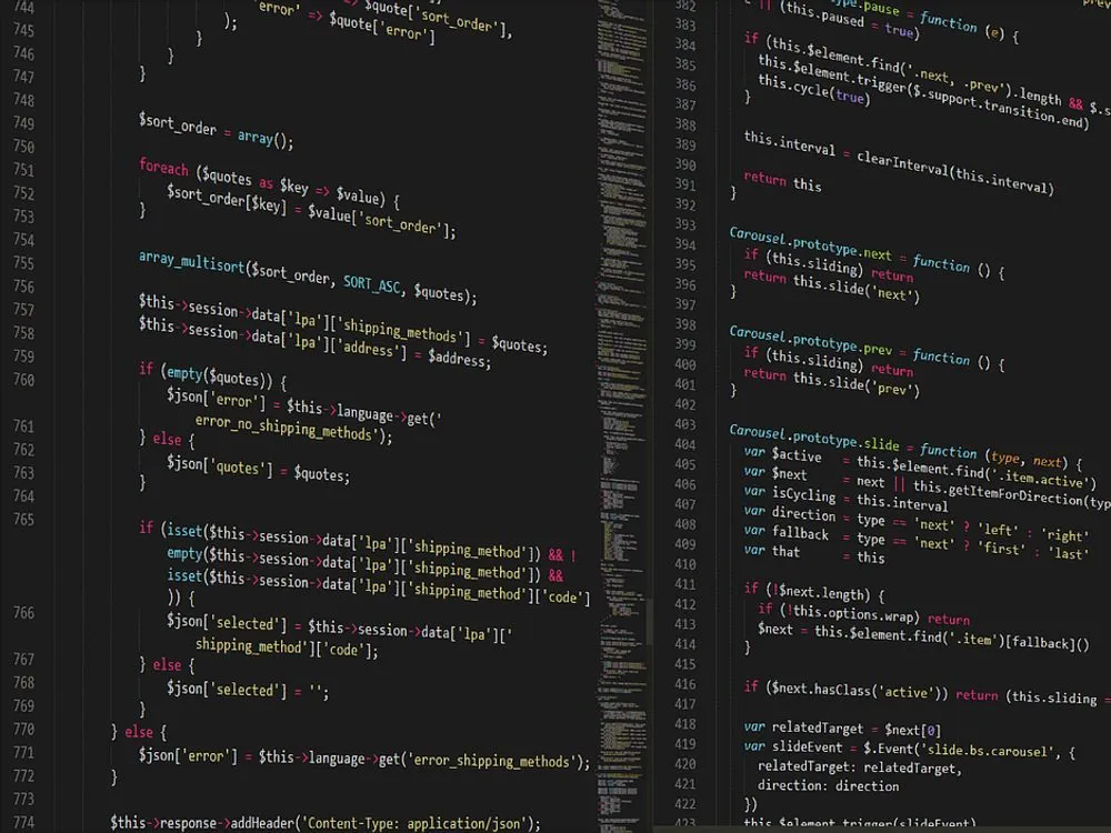 Développeur écrivant du code à son poste de travail — illustration : Full « Marshall » stack