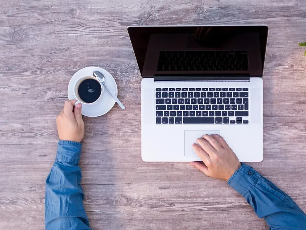 Analyse de statistiques sur ordinateur — illustration : Laravel frontend