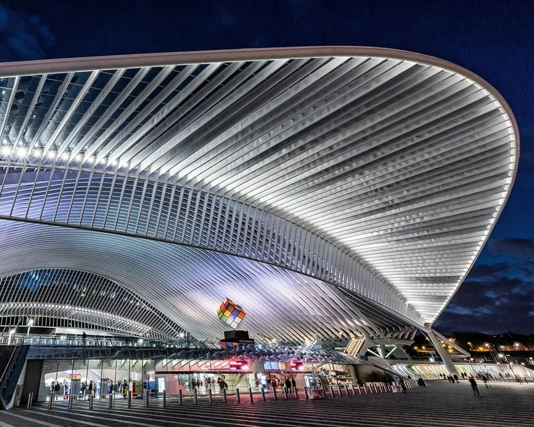La gare de Liège-Guillemins conçue par Santiago Calatrava, symbole de Liège où Scornidigital crée des sites web pour les entreprises locales.