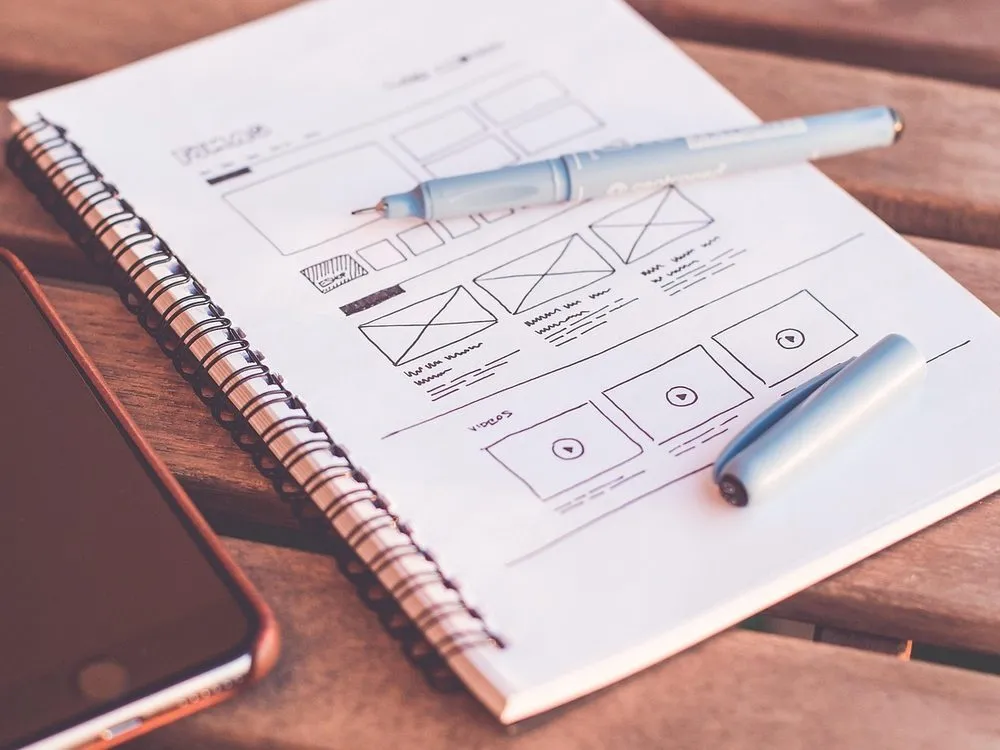 Développeur esquissant l'architecture d'un projet web — illustration : Micro front end frameworks