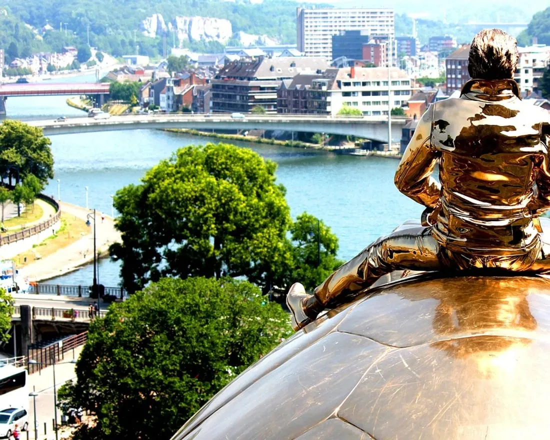 La sculpture « Searching for Utopia » au bord de la Meuse à Namur, ville où Scornidigital crée des boutiques e-commerce.
