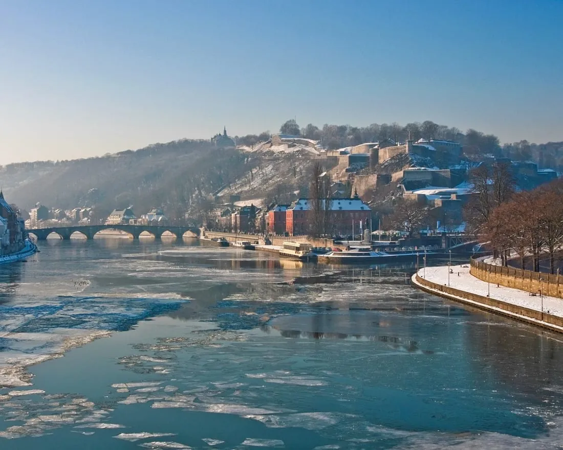 La Meuse et la Citadelle de Namur, ville voisine de Gembloux où Scornidigital conçoit des sites web pour commerçants et PME.