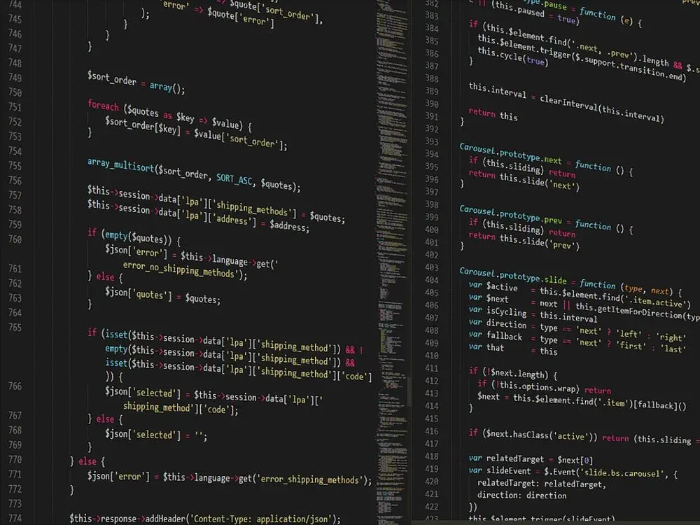 Développeur écrivant du code à son poste de travail — illustration : PHP full stack