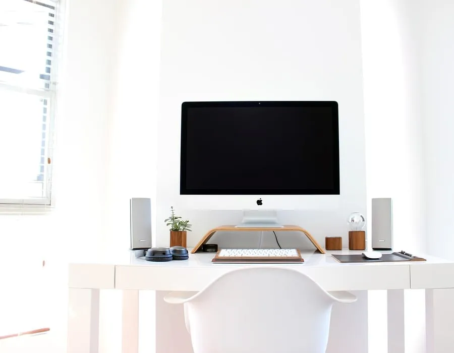Bureau lumineux du studio Scornidigital à Gembloux.