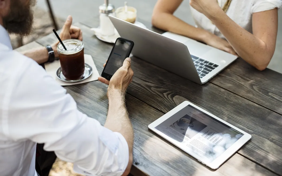 Petit studio de développement web à taille humaine, au travail sur un projet client