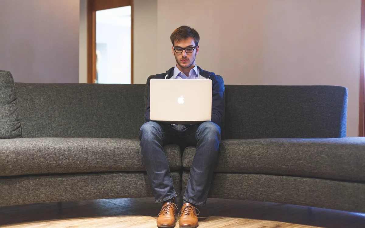 Développeur freelance en Belgique travaillant sur son ordinateur portable