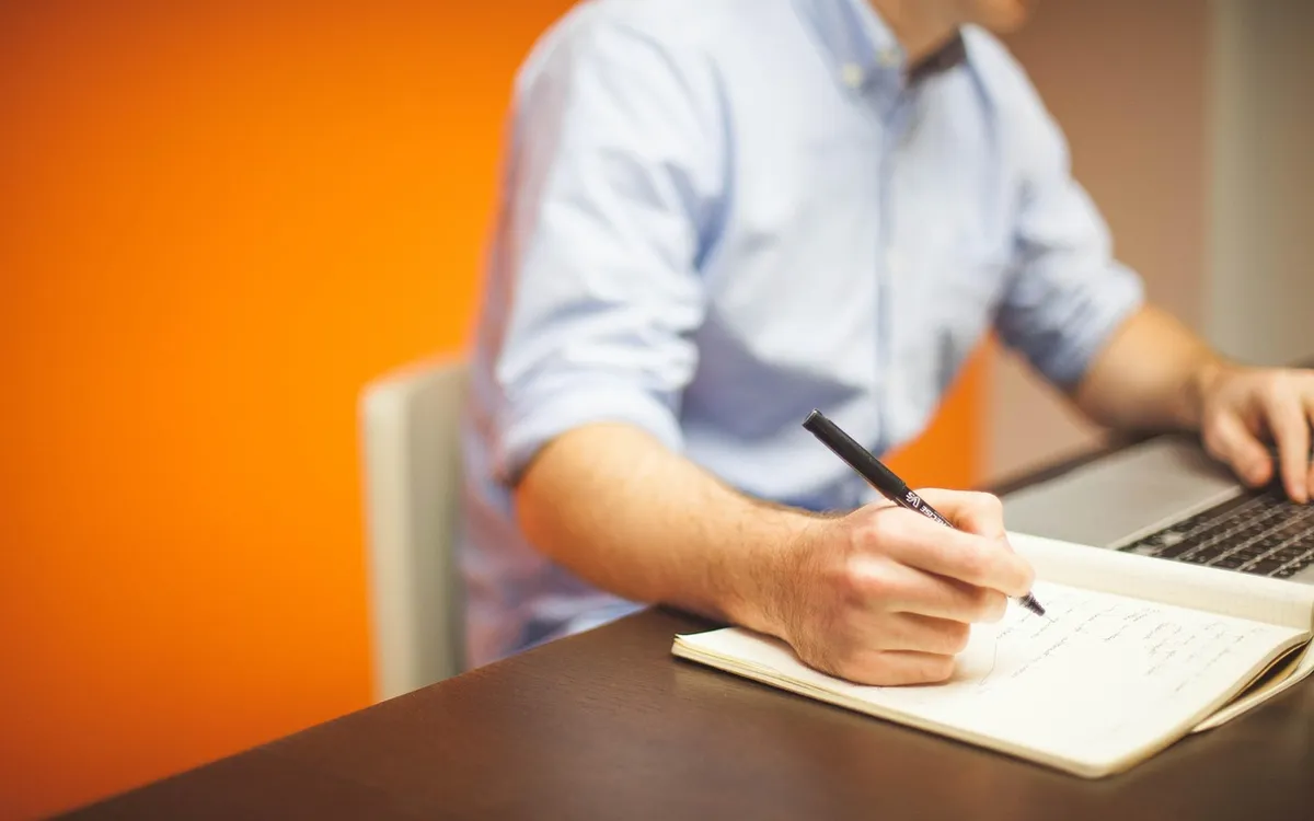 Développeur freelance calculant son tarif journalier (TJM) à son bureau