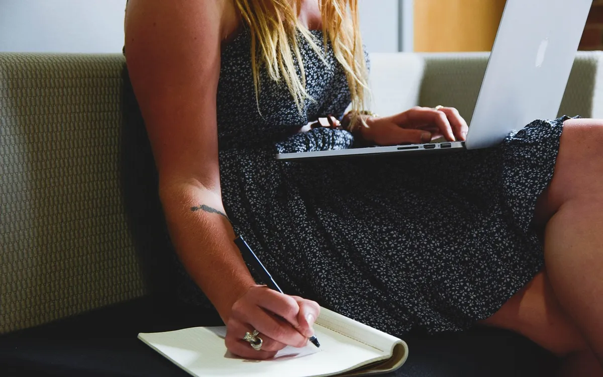 Développeuse web freelance concevant un site sur-mesure pour un client