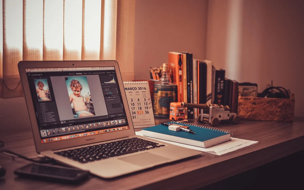 Poste de travail chaleureux d’un développeur back-end freelance