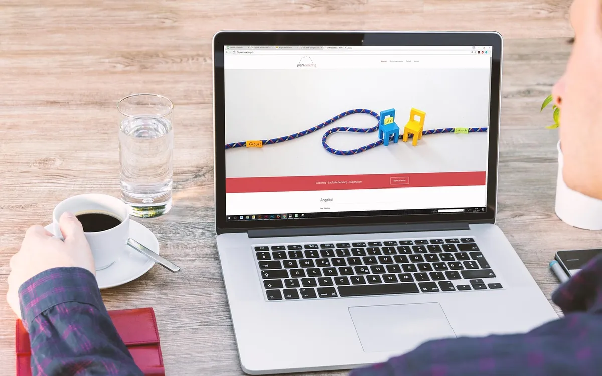 Développeur front-end freelance présentant un site web responsive