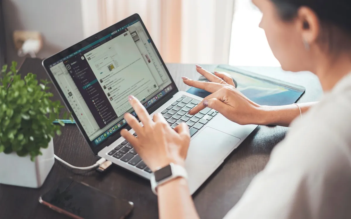 Développeuse front-end freelance au travail sur une interface web, poste chaleureux