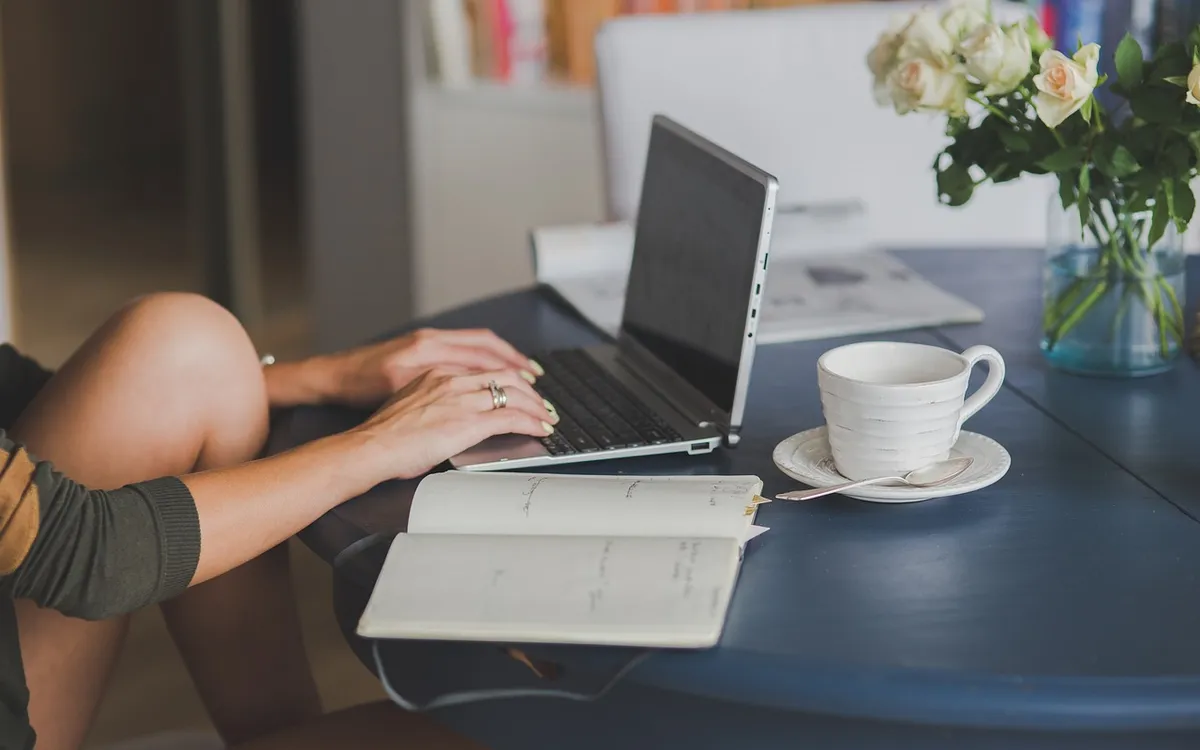 Développeur front-end freelance au travail sur une mission, ambiance chaleureuse