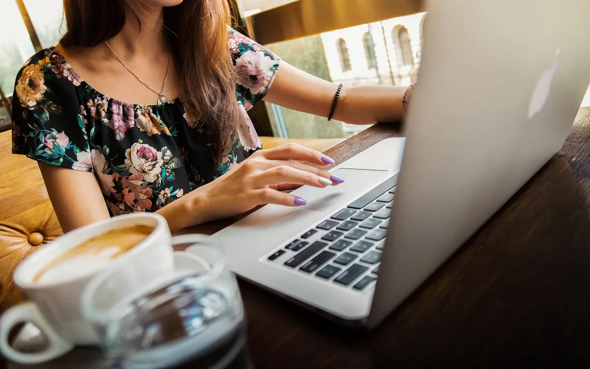 Développeuse front-end freelance intégrant une interface web